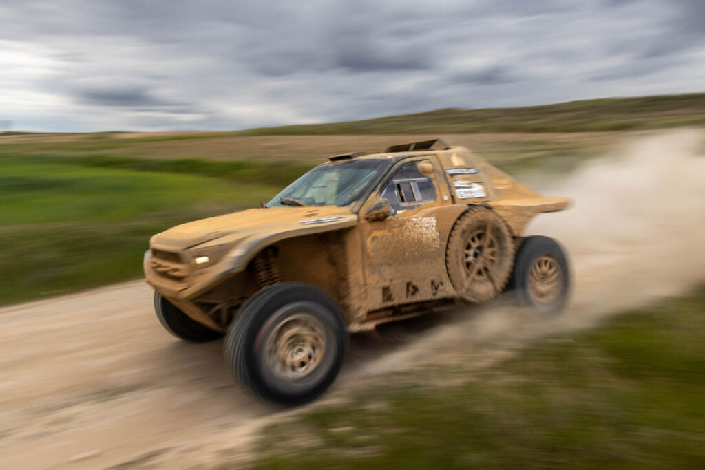Coche de rally raid compitiendo en una prueba del calendario CERTT GT2i 2026