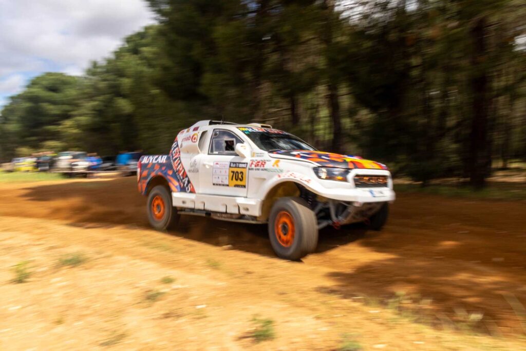 Coche de rally raid en el Rally TT Cuenca 2026 durante una galería de fotos por dorsal