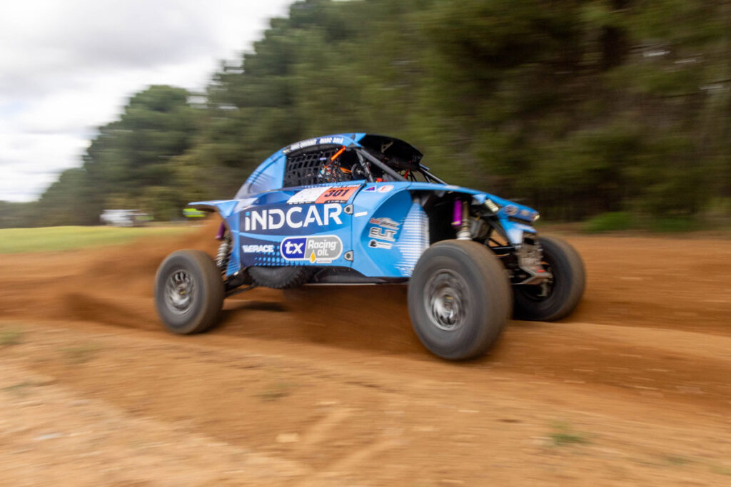 Vehículo SSV en el recorrido del Rally TT Cuenca 2026 sobre pista de tierra