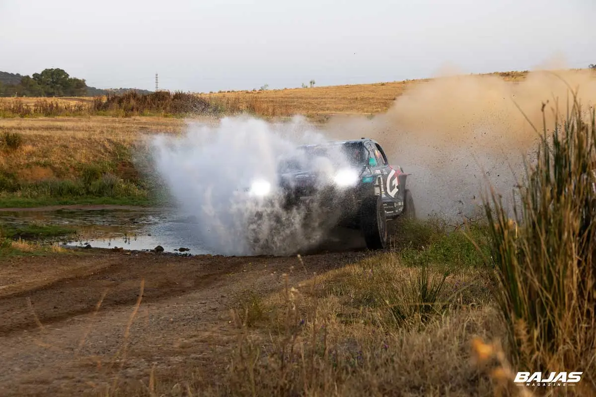 João Ferreira y Filipe Palmeiro cruzan una zona de agua durante la Baja TT Dehesa Extremadura 2026 con su Toyota Hilux T1+