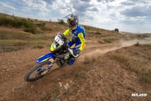 Moto de rally raid compitiendo en una pista de tierra durante la Baja Aragón
