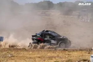 SSV de rally raid afrontando un tramo de tierra durante la Baja Aragón