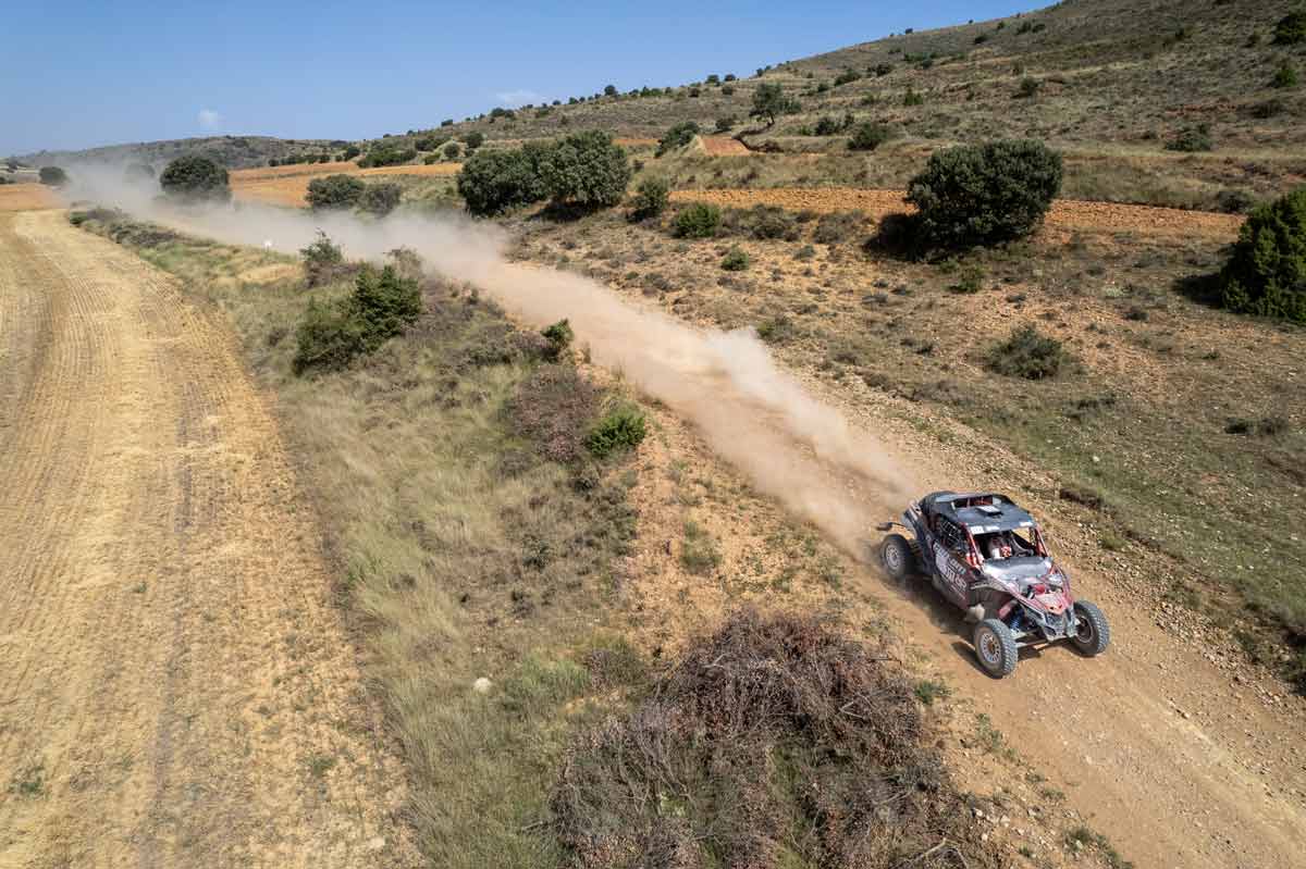 SSV recorriendo un tramo de tierra entre campos y zonas abiertas durante la Baja Aragón