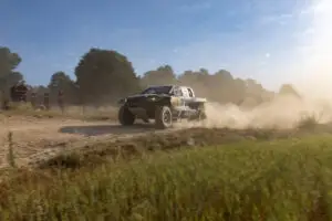 Toyota Hilux T1+ compitiendo durante el Cierzo Rally Ejército de Tierra 2026 en Zaragoza
