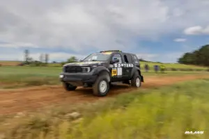 Vehículo Santana compitiendo sobre pista de tierra en una prueba del CERTT