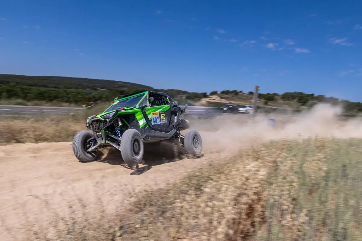 Side by Side compitiendo en un tramo del Cierzo Rally Ejército de Tierra 2026