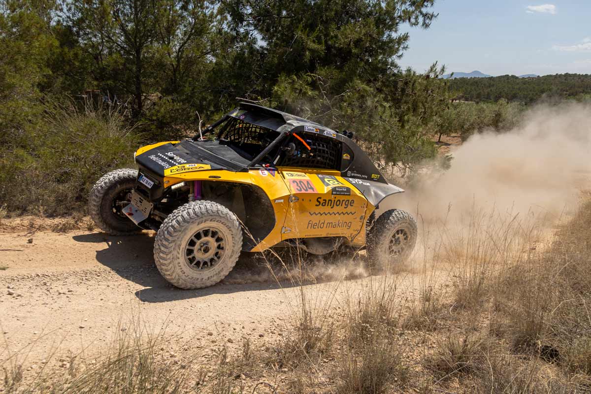 SSV compitiendo durante el Cierzo Rally Ejército de Tierra 2026 en un tramo de tierra