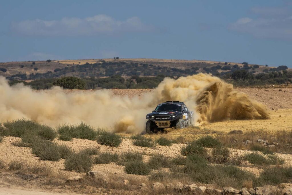 Ford levantando una gran nube de polvo en la Baja Aragón 2026